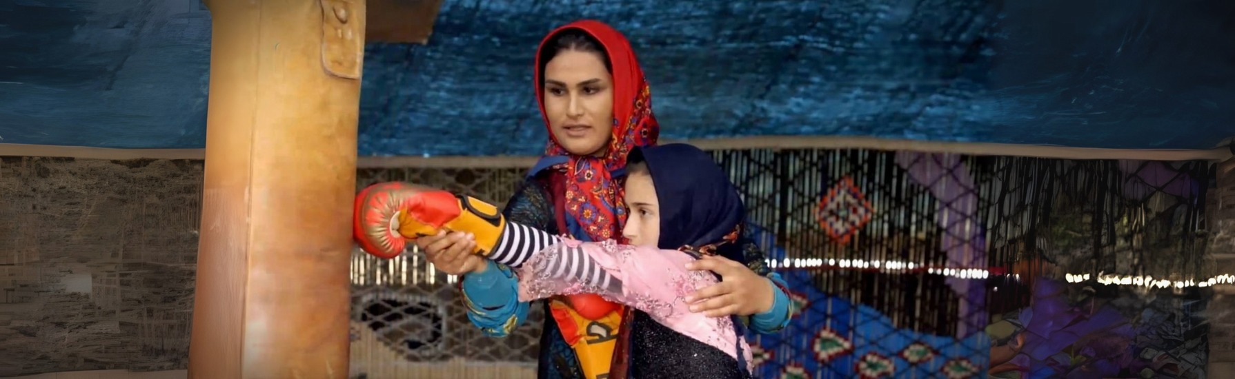 سوسن در سحر می‌شکفد